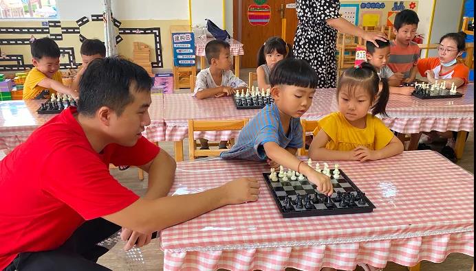 圆孩子世界冠军梦！国际象棋特级大师卜祥志在